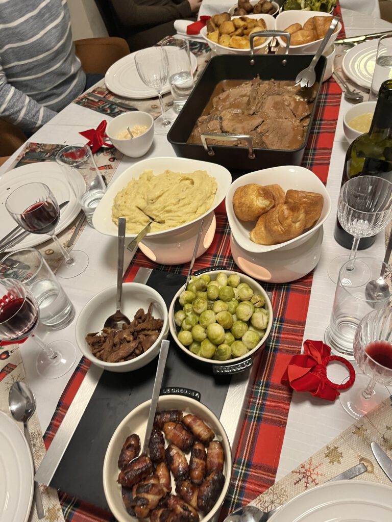 Engelse Sunday Roast in Maastricht met Yorkshire puddings en groenten